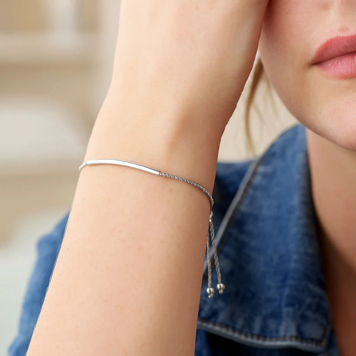 14k Smooth Curved Bar Lariat Design Bracelet (1.00 mm)