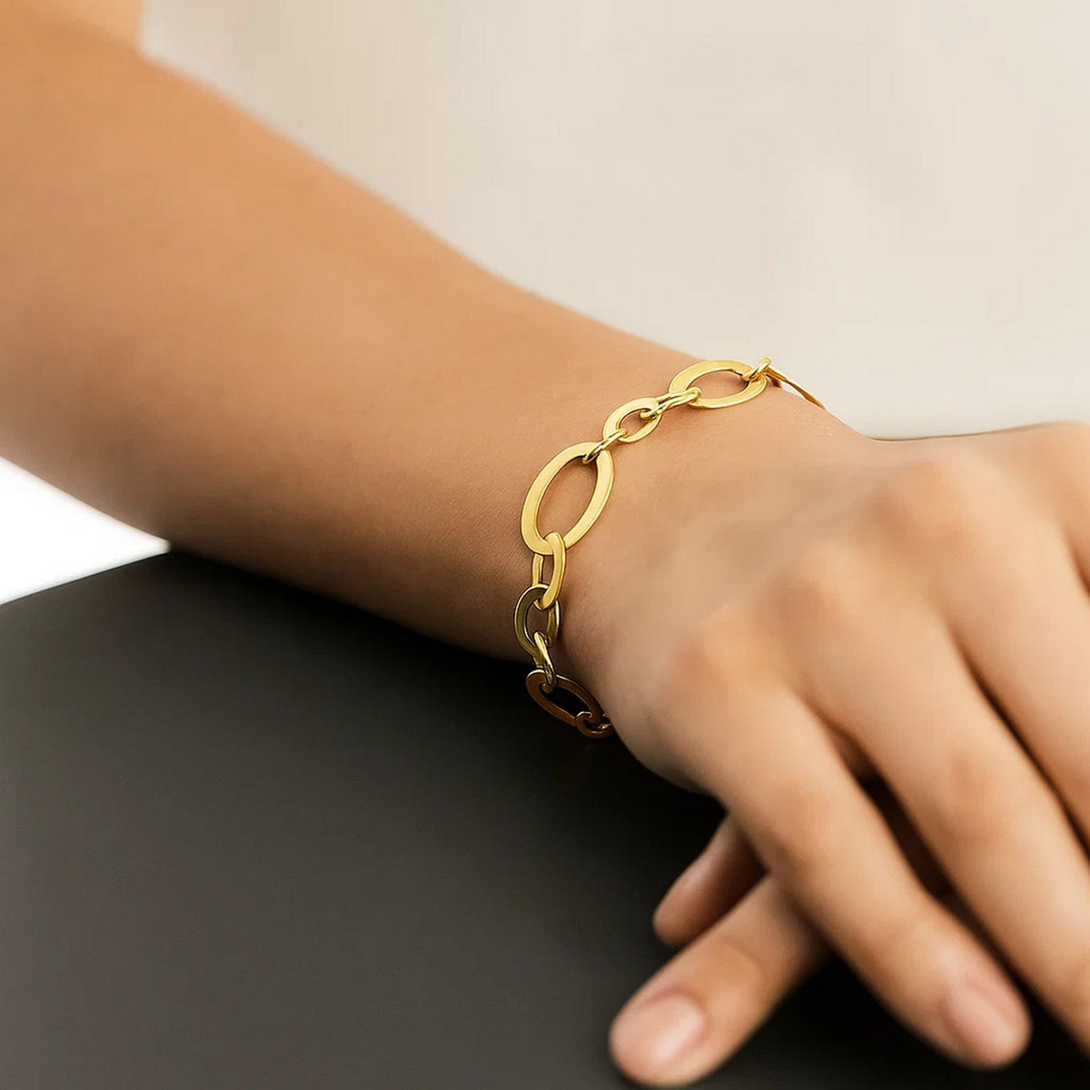 Large Flat Oval Link Bracelet in 14K Yellow Gold (7.90 mm)