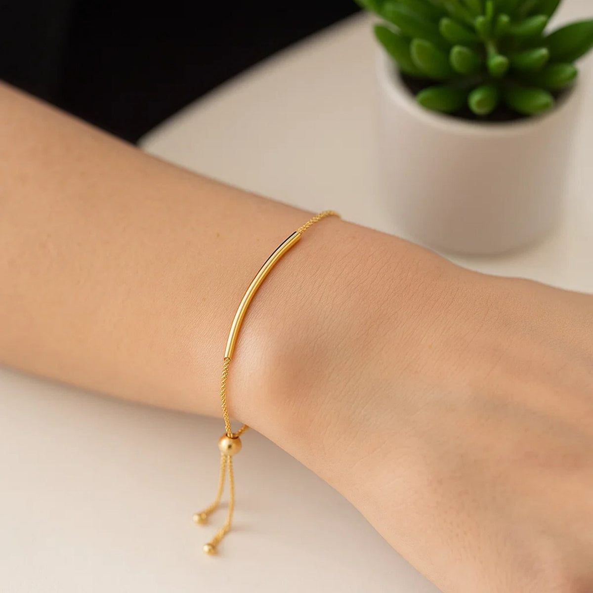 14k Smooth Curved Bar Lariat Design Bracelet (1.00 mm)