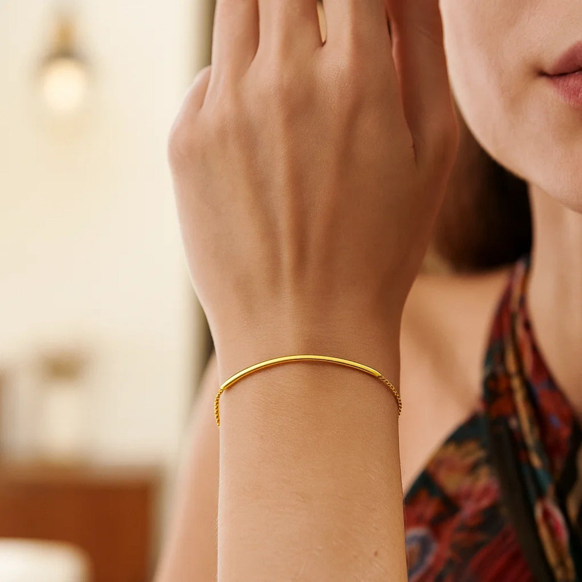14k Smooth Curved Bar Lariat Design Bracelet (1.00 mm)